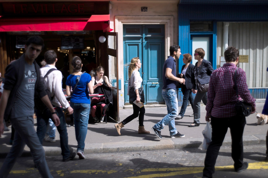 Les jeunes français feraient à peine plus de pas que les seniors chaque jour, selon une enquête BVA