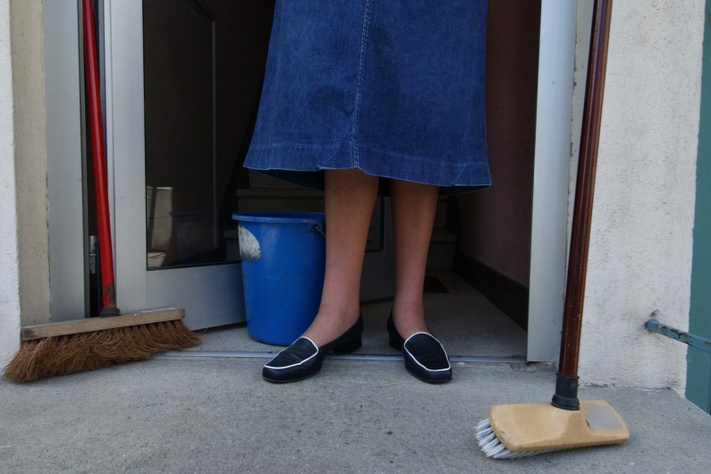 Balayer, débroussailler ou nettoyer, les habitants de Peyrissas mettent la main à la pâte pour éviter la hausse des impôts locaux (image d'illustration).