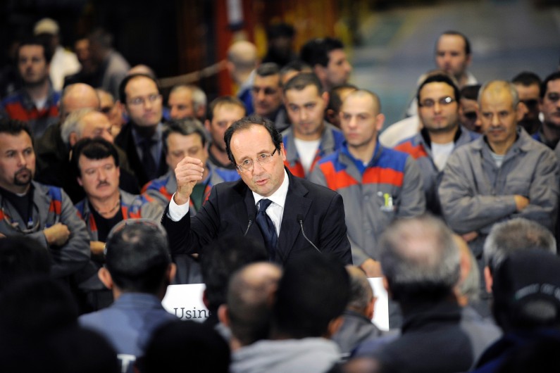 François Hollande, alors candidat PS à la présidentielle, lors d'une visite à l'usine Alstom du Creusot en décembre 2011 (image d'illustration).