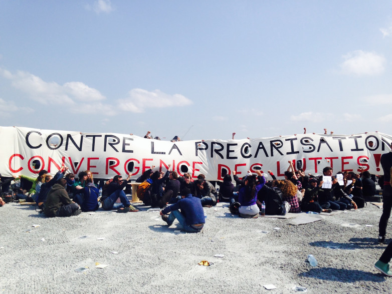 Des intermittents sur le toit du chantier du Philharmonie à Paris.