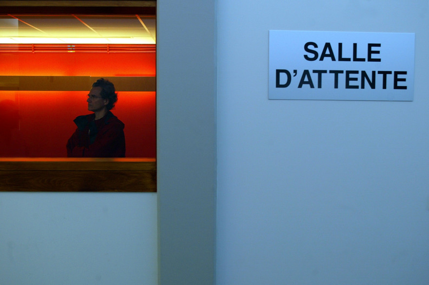 Une personne patiente dans la salle d'attente du service d'urgence de l'hôpital de Hautepierre, le 4 mai 2005 à Strasbourg (image d'illustration)