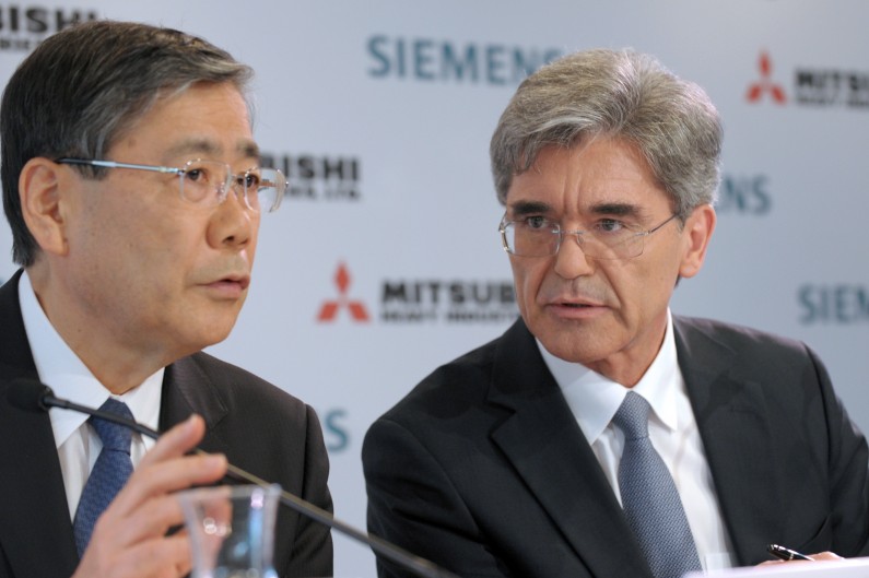 Le PDG de Siemens Joe Kaeser (à droite) et celui de Mitsubishi Shunichi Miyanaga (à gauche), lors d'une conférence de presse sur leur offre pour Alstom à Paris le 17 juin 2014.