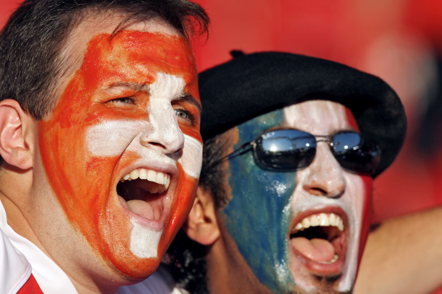 Un supporter suisse et un fan des Bleus lors du Mondial 2006 en Allemagne