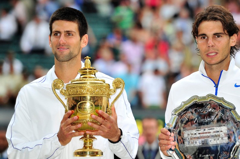 Raphaël Nadal et Novak Djokovic après leur finale à Wimbledon en juillet 2011 (archive).