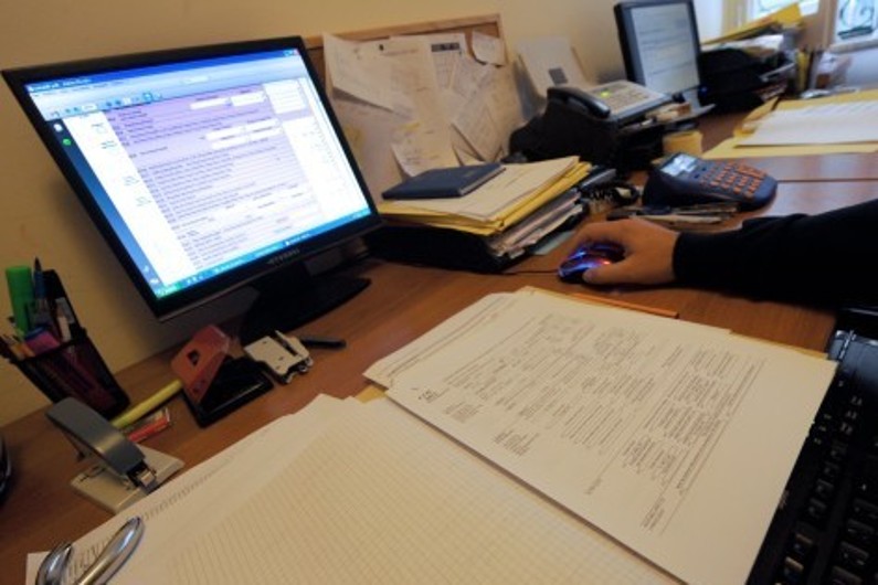 Un employé dans un bureau (image d'illustration)
