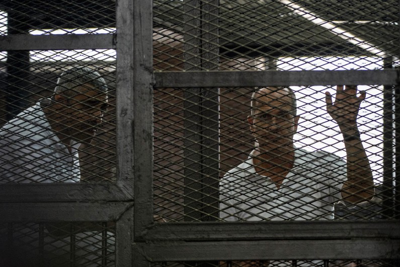 Les journalistes égypto-canadien Mohamed Fadel Fahmy (à gauche) et australien Peter Greste, le 23 juin 2014 lors de leur procès au Caire