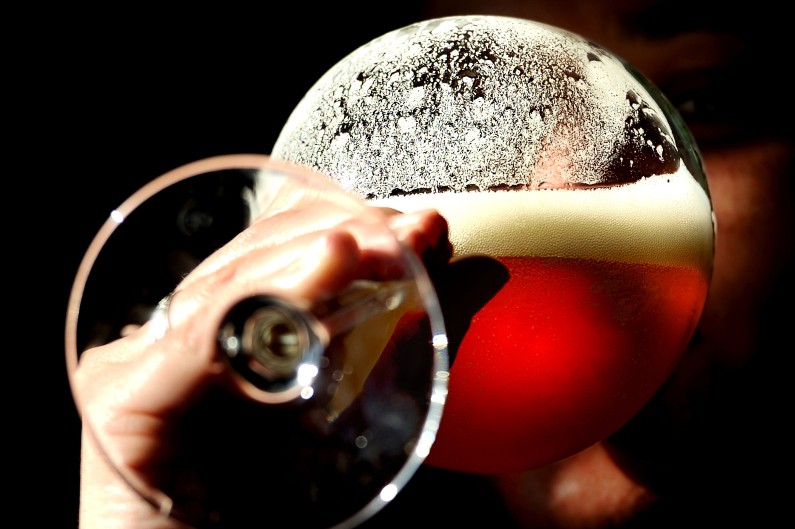 Un client d'une brasserie de Blaringhem, dans le Nord, boit une bière artisanale, le 4 octobre 2012 (archives)