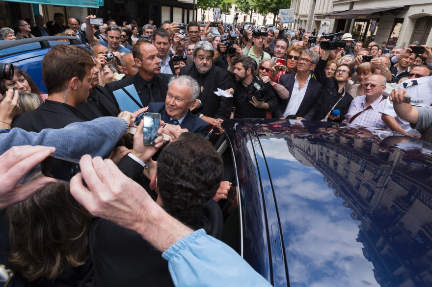 Les fans ont accompagné Philippe Bouvard jusqu'à sa voiture.