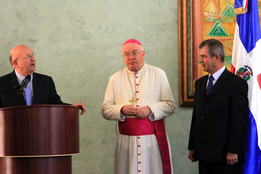 L'ex-ambassadeur du pape en République dominicaine Jozef Wesolowski, au centre, en 2011.