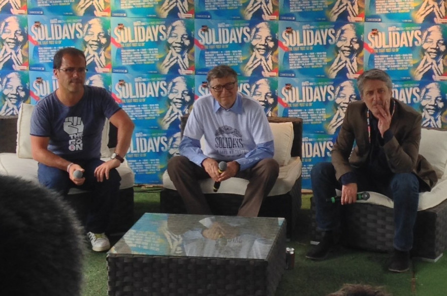 De gauche à droite, Luc Barruet, directeur-Fondateur de Solidarité Sida, Bill Gates de la Fondation Bill et Melinda Gates et Antoine de Caunes, président d'honneur de Solidays depuis 1993
