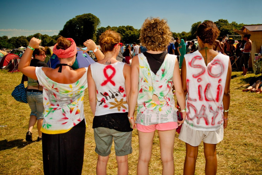 Solidays propose chaque année des spectacles, expositions et espaces de réflexion pour faire avancer la lutte contre le sida.