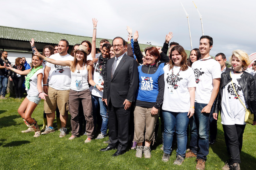 François Hollande entouré de jeunes à Solidays dimanche 29 juin 2014