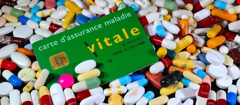 Une boite de médicament et une carte vitale (image d'illustration)