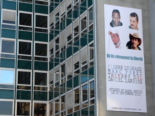 Poster de quatre otages français retenus par Aqmi affiché sur le Conseil général de Nîmes, le 17 janvier 2013.