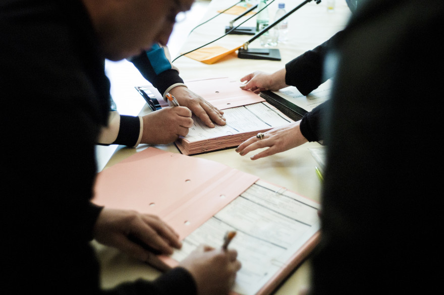Un jeune signe un contrat (Illustration).