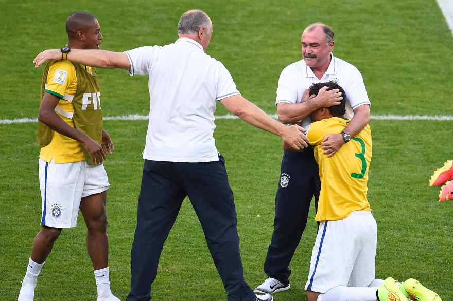 Thiago Silva en pleurs aux côtés du sélectionneur le 28 juin 2014