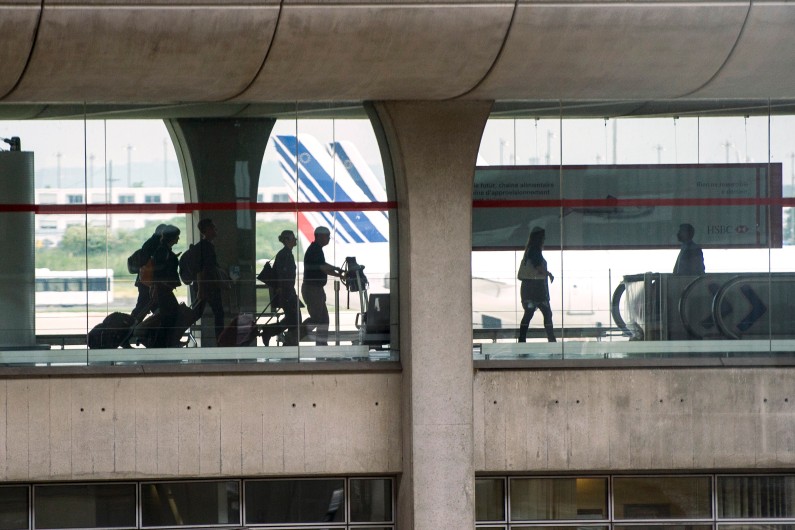 Des voyageurs à l'aéroport Roissy-Charles-de Gaulle