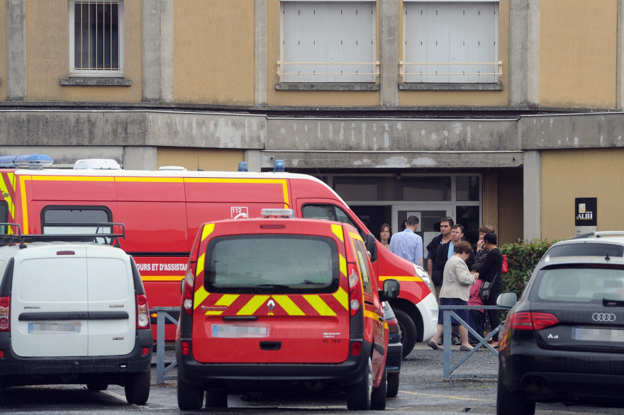 Les secours devant l'école d'Albi où une enseignante a été mortellement poignardée par une mère d'élève, le 4 juillet 2014.