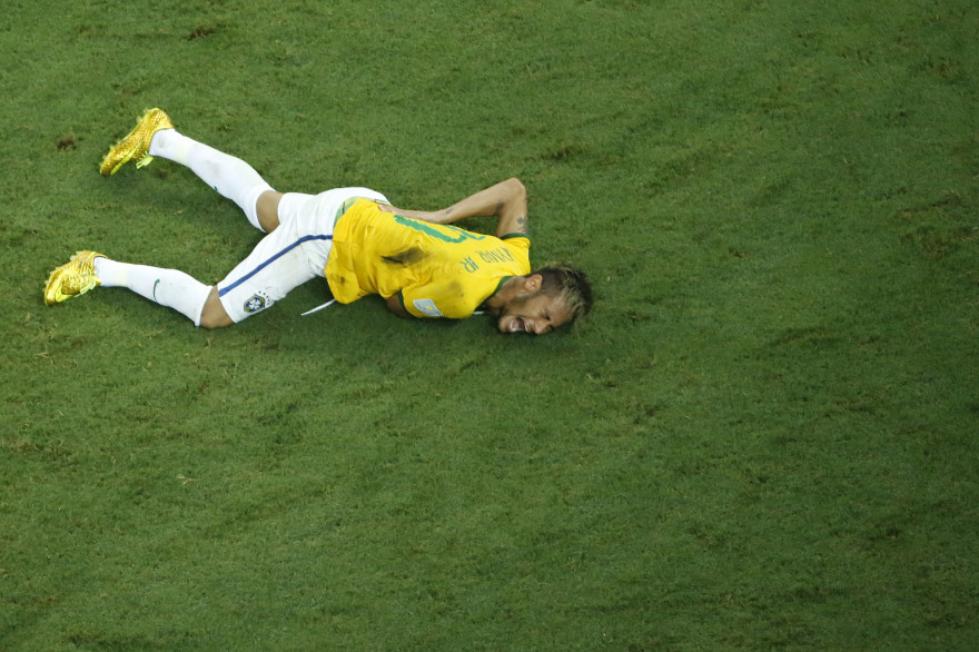 La blessure de Neymar lors du quart de finale de la Coupe du monde face à la Colombie, le 4 juillet 2014