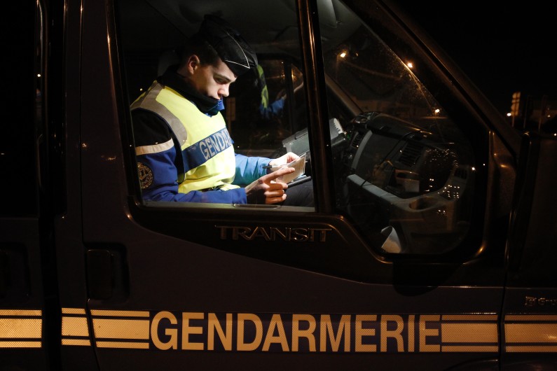 Un gendarme en service durant la nuit de la Saint Sylvestre 2013, à Breteville-sur-Odon