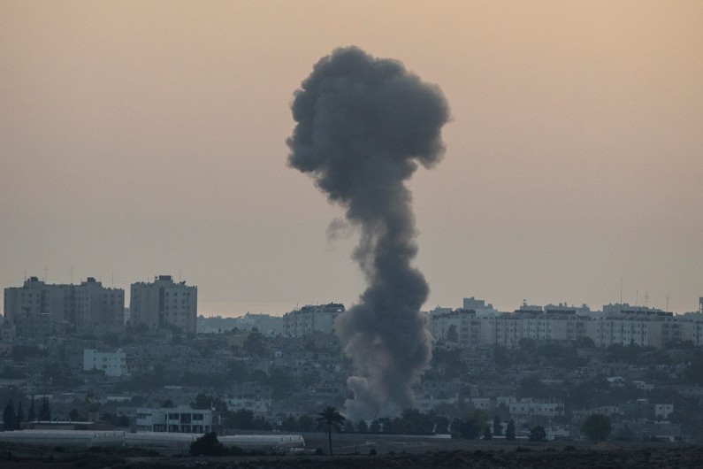 De la fumée dans le ciel de Gaza à la suite d'une frappe de l'armée israélienne, le 12 juillet 2014 (illustration).