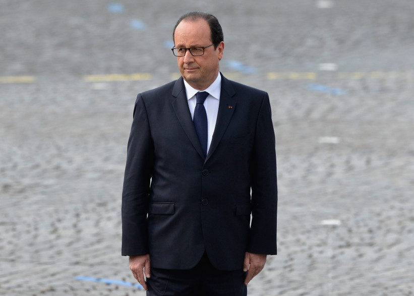 François Hollande, ici lors du défilé du 14 juillet à Paris, a annulé une tournée dans l'océan Indien après la disparition de l'avion d'Air Algérie (illustration)