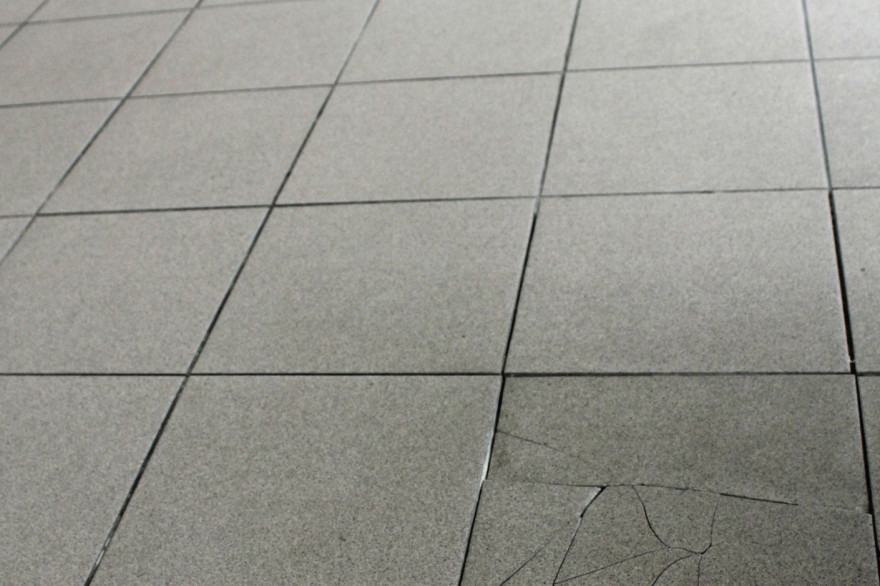 Comment remplacer un carreau de carrelage abimé ?