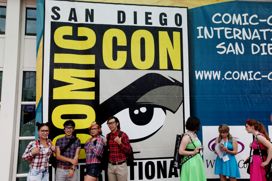 Des fans de la culture "comics" devant l'entrée des bâtiments qui hébergent la convention Comic-Con chaque année à San Diego.