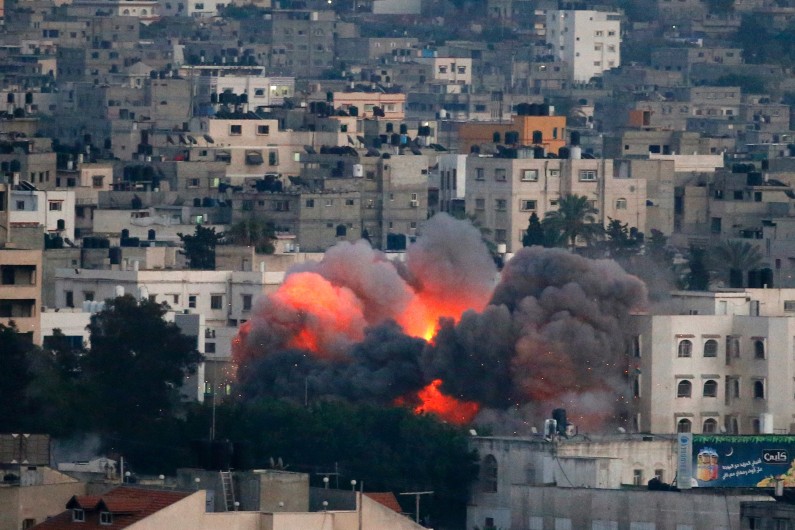 Des flammes s'échappent d'un immeuble de Gaza, frappé par un tir israélien le 9 juillet
