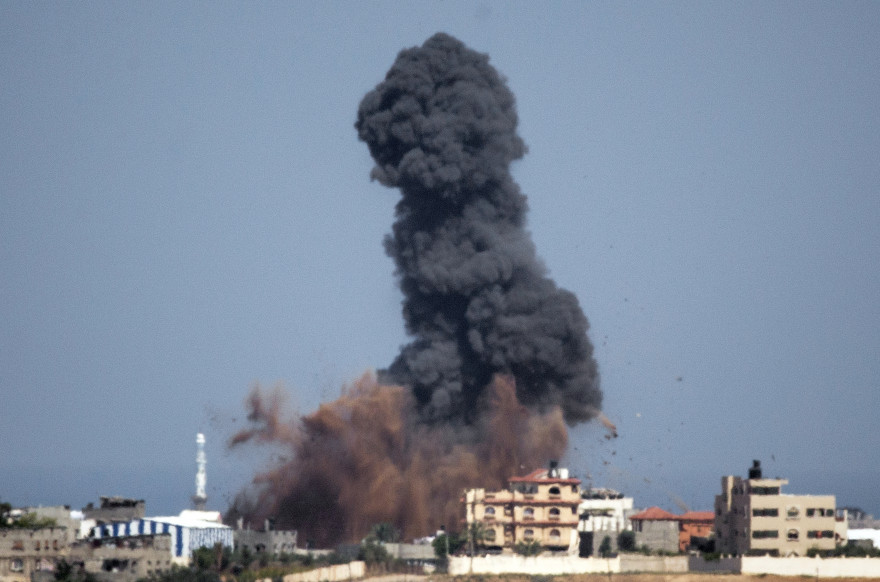 De la fumée se dégage après une frappe israélienne à Gaza