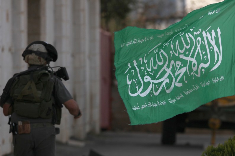Un soldat israélien passe devant un drapeau du Hamas dans la bande de Gaza en novembre 2012 (image d'illustration).