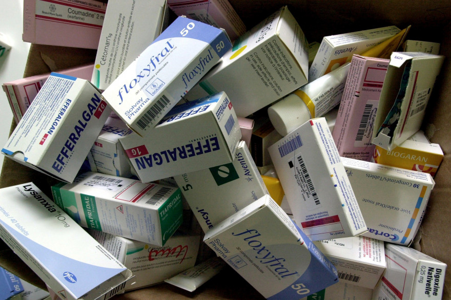 Des boites de médicaments.