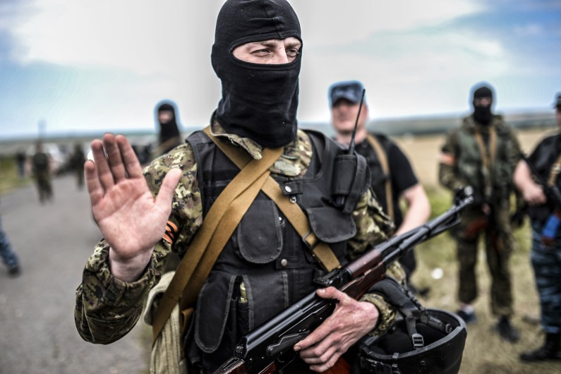 Un milicien pro-russe bloque l'accès à la zone du crash, le 20 juillet 2014 à Grabove