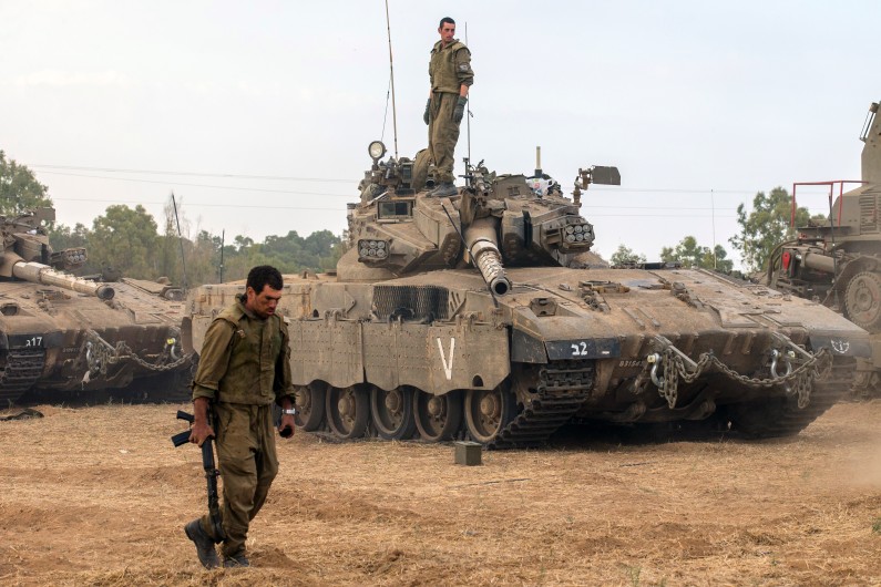 Des soldats israéliens à proximité d'un tank Merkava, le 19 juillet 2014 près de la frontière avec la bande de Gaza