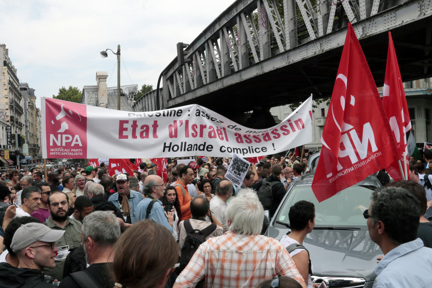 Des banderoles du NPA lors de la manifestation pro-palestinienne à Barbès, le 19 juillet