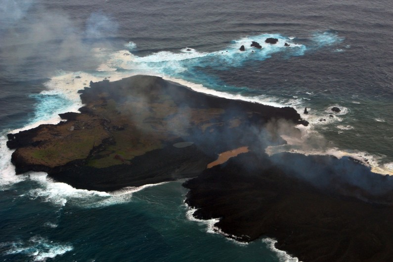 Vue aérienne de la nouvelle île japonaise dans l'Océan Pacifique le 26 décembre 2013. Elle atteint désormais plus de 1.500 mètres de long (Archives).