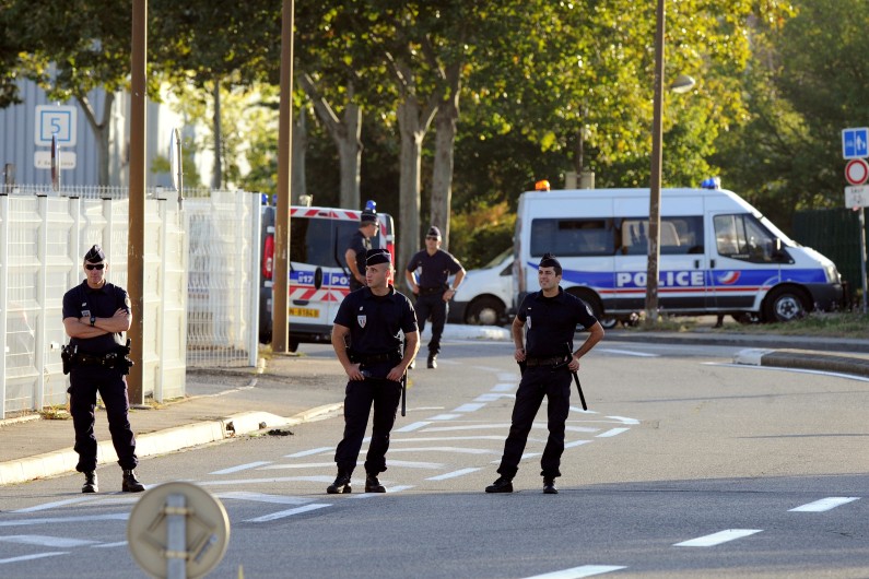 Des policiers gardent les lieux où les juges en charge de l'affaire Merah se sont déplacés, lieux du vol de scooter effectué par le jeune homme, en mars 2012, dans une zone industrielle de Toulouse.