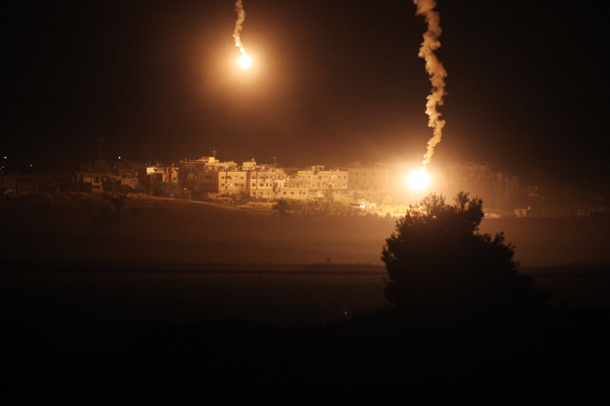 Des fusées éclairantes dans la bande nord de Gaza, le 24 juillet 2014