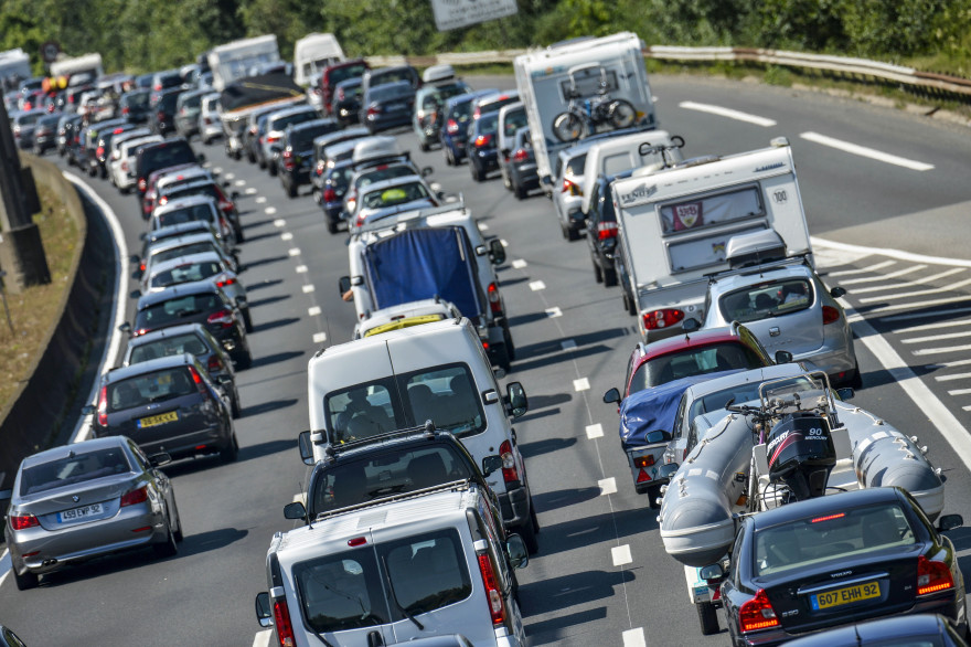 Des véhicules dans un embouteillage