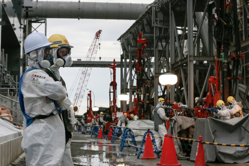 Des ouvriers sur le site de la centrale nucléaire de Fukushima, le 9 juillet 2014 au Japon.
