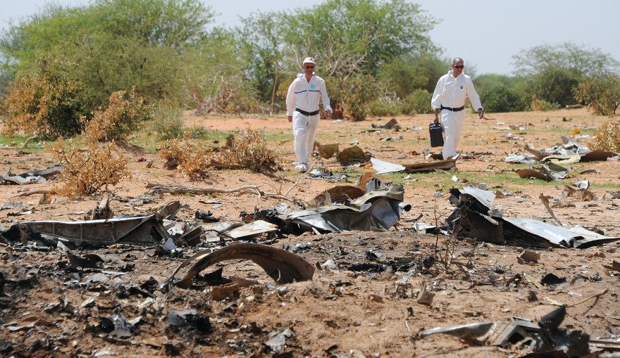 Des experts sur le site du crash de l'avion Air Algérie le 29 juillet 2014
