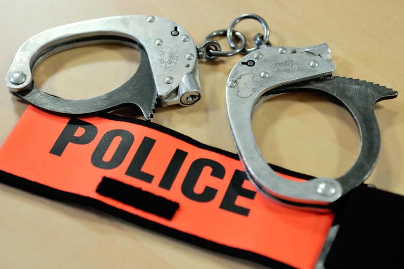 Une paire de menottes dans un commissariat de police d'Arras, le 20 novembre 2013