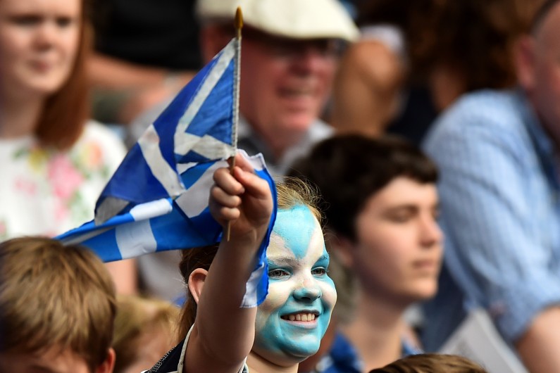 Un jeune fan agite un drapeau de l'Ecosse, à Glasgow, le 26 juillet. (archives)