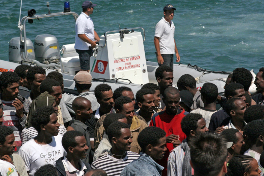 355 migrants que l'on pense érythréens arrivent sur l'île italienne de Lampedusa en 2008