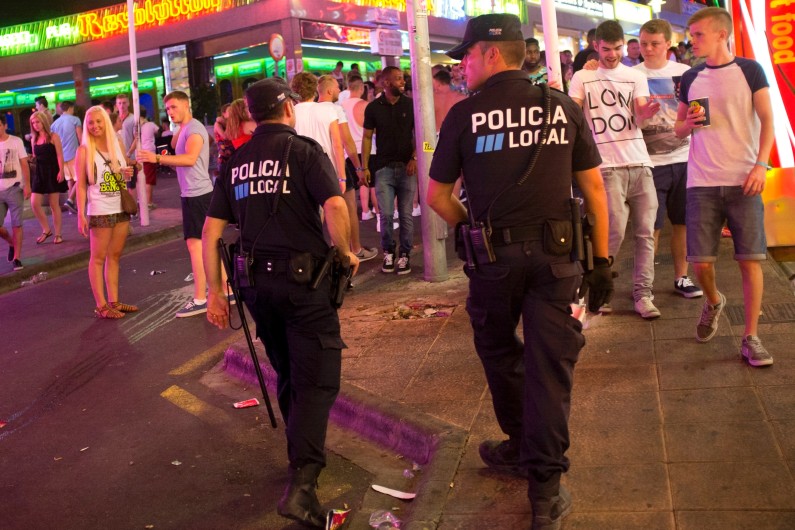 Deux policiers dans les rues de Magaluf en Espagne (illustration)