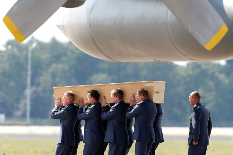Le cercueil d'une des victimes du crash arrive aux Pays Bas, le 4 août dernier