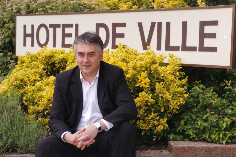 Gilles Bourdouleix devant la mairie de Cholet, en mai 2006.