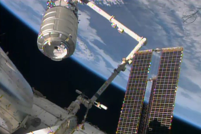 La capsule Cygnus agrippée par un bras mécanique de la Station spatiale internationale, le 12 janvier 2014 (archives)