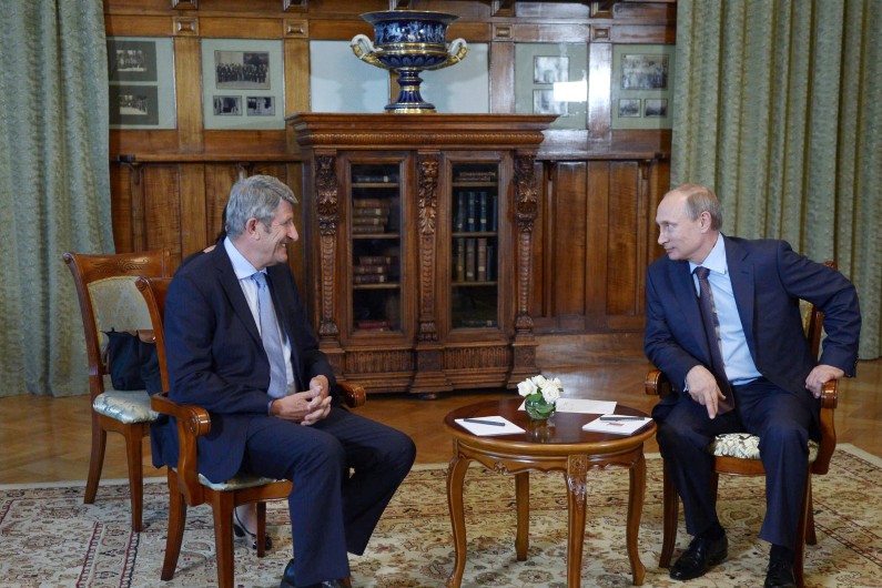 Philippe de Villiers s'entretenant avec Vladimir Poutine, le 14 août 2014 près de Yalta