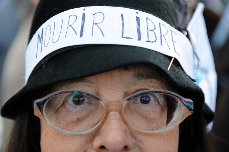 Une membre de l'association pour le droit à mourir dans la dignité (ADMD) participe à un rassemblement, le 2 novembre 2008, à Paris. (archives)